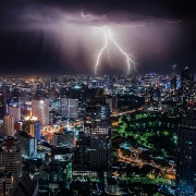 Como se protege o equipamento eléctrico contra sobretensões e tempestades?