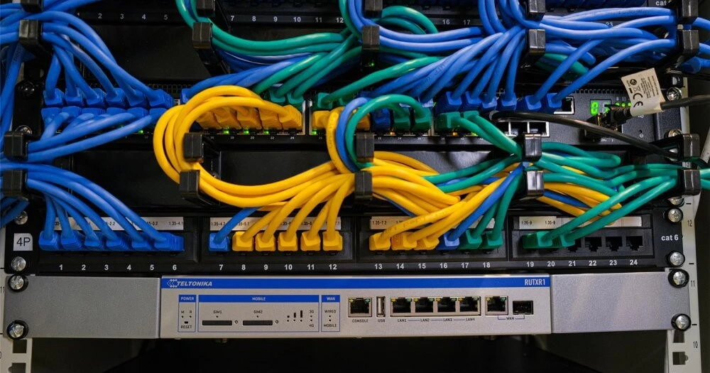 Teltonika RUTXR1 em um bastidor