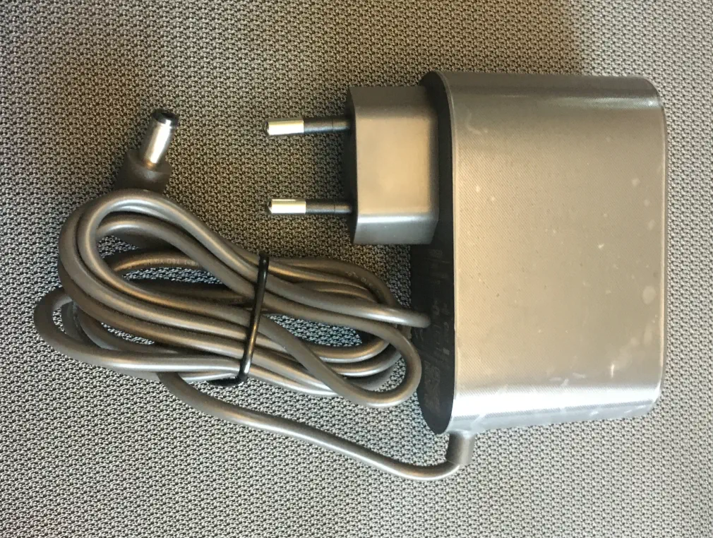 Zasilacz z kablem o długości około 2m Zasilacz z kablem o długości około 2m