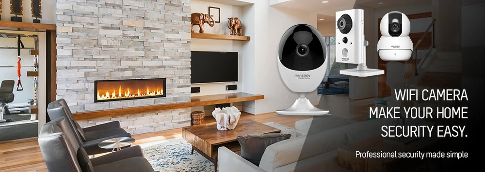 Ein gemütliches Wohnzimmer und Abbildungen von Überwachungskameras, darunter auch die Mini IP Kamera. 